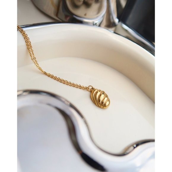 NEW 18K Gold Plated Braided Croissant Necklace - Picture 4 of 14